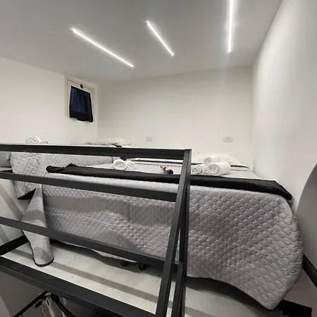 Lux House Airport * Naples